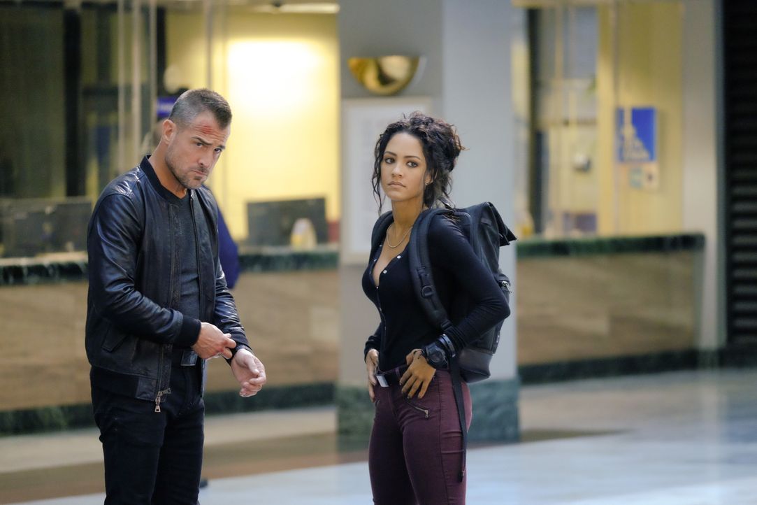 Jack Dalton (George Eads, l.) und Riley Davis (Tristin Mays, r.) helfen MacGyver dabei, eine Whistleblowerin zu beschützen, die Beweise hat, dass ih... - Bildquelle: 2016 CBS Broadcasting, Inc. All Rights Reserved