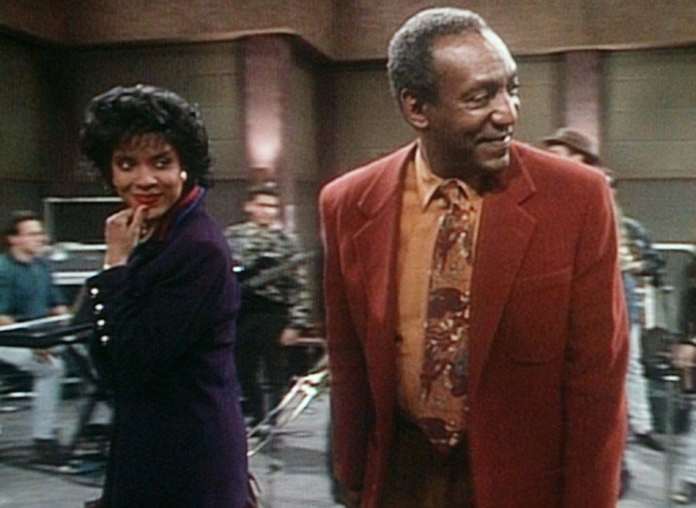 Clair (Phylicia Rashad, l.) und Cliff (Bill Cosby, r.) sind dazu eingeladen worden, einen Radioauftritt von Mario Bauza und Willie Colon im Sender m... - Bildquelle: Viacom