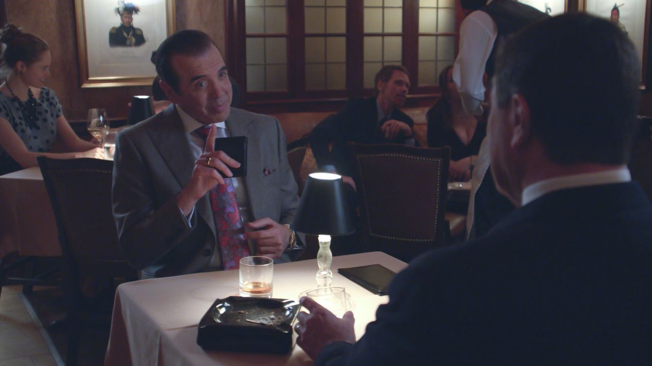 Franks (Tom Selleck, r.) alter Freund Angelo Gallo (Chazz Palminteri, l.) eröffnet ihm, dass er seine Anwaltstätigkeit für die Mafia aufgeben will.... - Bildquelle: 2013 CBS Broadcasting Inc. All Rights Reserved.