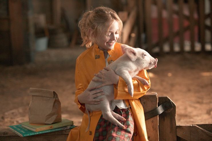 Bevor Fern (Dakota Fanning) zur Schule geht, macht sie noch einen kleinen Abstecher auf die Zuckermann-Farm, um nach dem kleinen Wilbur zu schauen u... - Bildquelle: © CBS International Television (ehem: Paramount Pictures International)