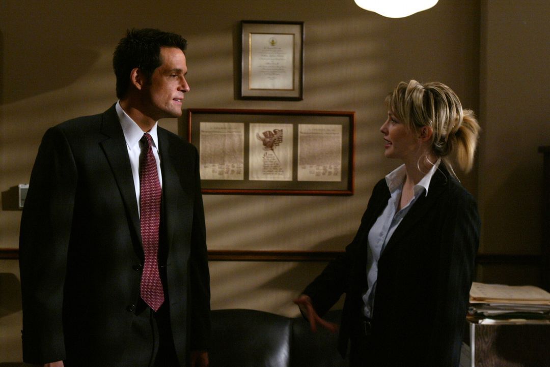 Kann Kite (Josh Hopkins, l.) vielleicht Det. Lilly Rush (Kathryn Morris, r.) in ihrem neuesten Fall weiterhelfen? - Bildquelle: Warner Bros. Television