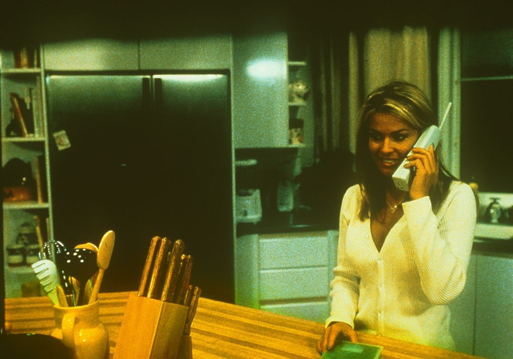 Mitten in der Nacht erhält die High-School-Schönheit Drew (Carmen Electra) einen Anruf vom Killer, der sich bereits im Haus versteckt hält .... - Bildquelle: Highlight Film