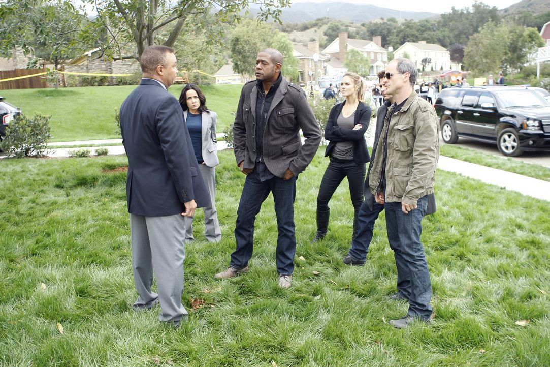 Das Team um Sam (Forest Whitaker, 3.v.l.), Beth (Janeane Garofalo, 2.v.l.), Gina (Beau Garrett, 3.v.r.), John (Michael Kelly, r.) und Mick (Matt Rya... - Bildquelle: ABC Studios