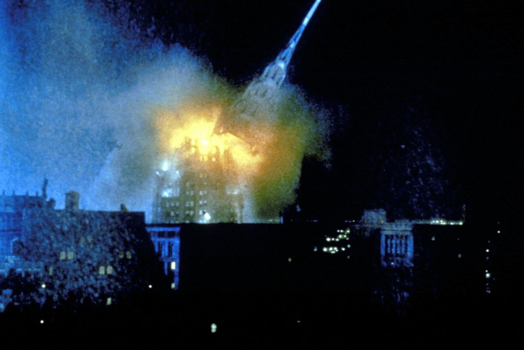 Das Riesenmonster Godzilla macht mit den Wahrzeichen New Yorks, wie dem Chrysler-Building, kurzen Prozess ... - Bildquelle: 1998 TriStar Pictures, Inc. All Rights Reserved.