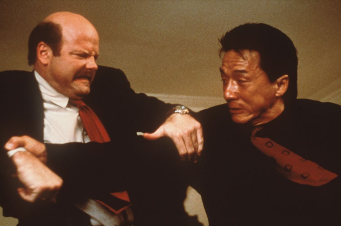 Schützenhilfe: Der Konsul besteht darauf, dass der chinesische Inspektor Lee (Jackie Chan, r.) zu den Ermittlungen hinzugezogen werden soll. Sehr zu... - Bildquelle: New Line Cinema
