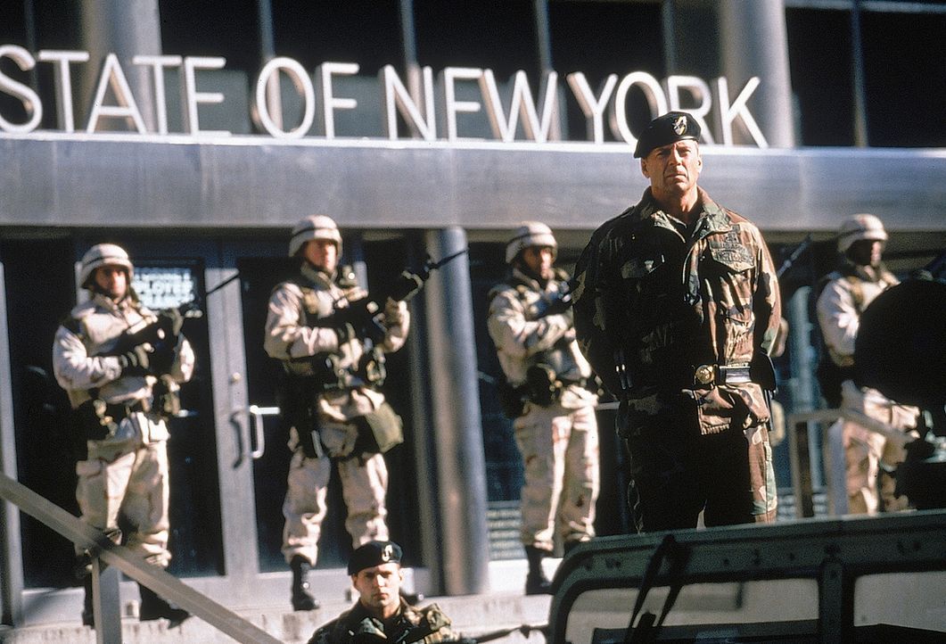 Unter dem tyrannischen General William Devereaux (Bruce Willis, vorne) wird in New York der Ausnahmezustand ausgerufen und somit den Terroristen unf... - Bildquelle: 20th Century Fox International Television