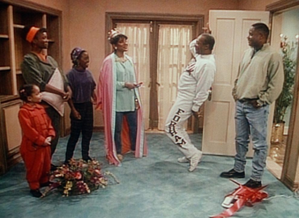 Olivia (Raven Symone, l.), Pam (Erika Alexander, 2.v.l.), Rudy (Keshia Knight Pulliam, 3.v.l.), Cliff (Bill Cosby, 2.v.r.) und Theo (Malcolm-Jamal W... - Bildquelle: Viacom