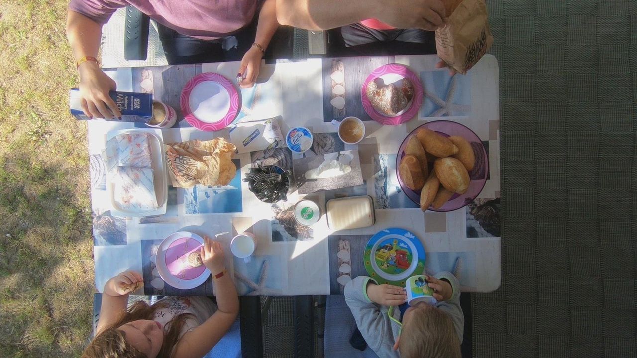 Wie gelingt es, für bis zu 12.000 Menschen saubere Sanitäranlagen, genügend Lebensmittel und Unterhaltungsmöglichkeiten zu bieten? Und was finden pa... - Bildquelle: kabel eins