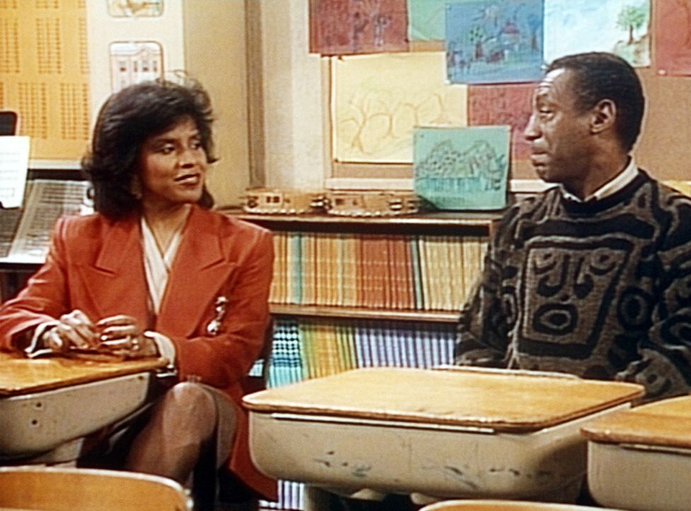 Clair (Phylicia Rashad, l.) und Cliff (Bill Cosby, r.) sind von Rudys Lehrerin zu einem Gespräch in die Schule gebeten worden. - Bildquelle: Viacom