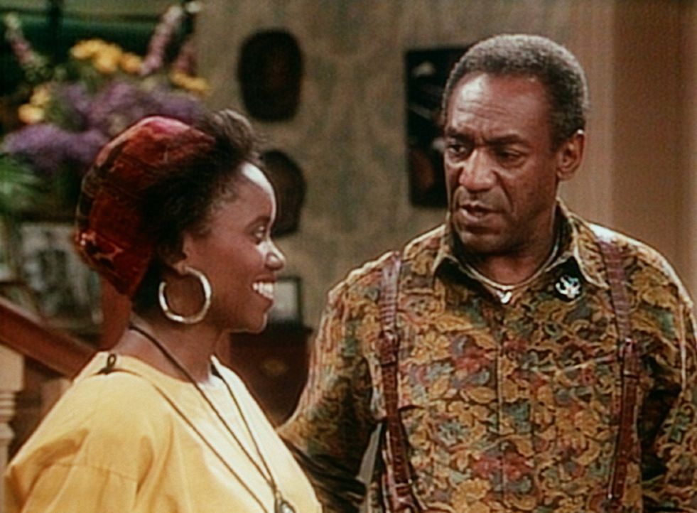 Cliff (Bill Cosby, r.) heißt Cousine Pam (Erika Alexander, l.) willkommen und macht sie gleich mit der Hausordnung bekannt. - Bildquelle: Viacom