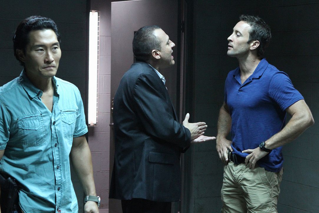 Steve (Alex O'Loughlin, r.) und Chin (Daniel Dae Kim, l.) sind außer sich vor Wut, dass Fryer (Tom Sizemore, M.) Kono zu einem Undercover-Einsatz üb... - Bildquelle: TM &   CBS Studios Inc. All Rights Reserved.