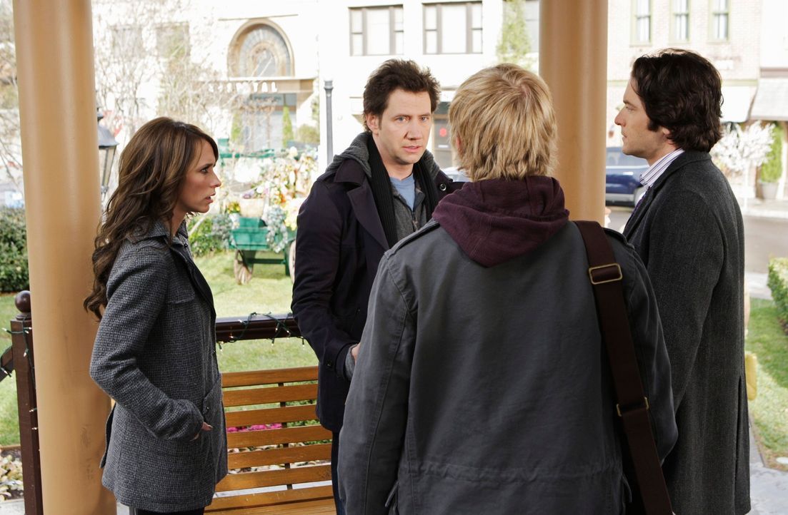 Melinda (Jennifer Love Hewitt, l.), Eli (Jamie Kennedy, 2.v.l.), Ned (Christoph Sanders, 2.v.r.) und Jim (David Conrad, r.) überlegen, wie sie das B... - Bildquelle: ABC Studios