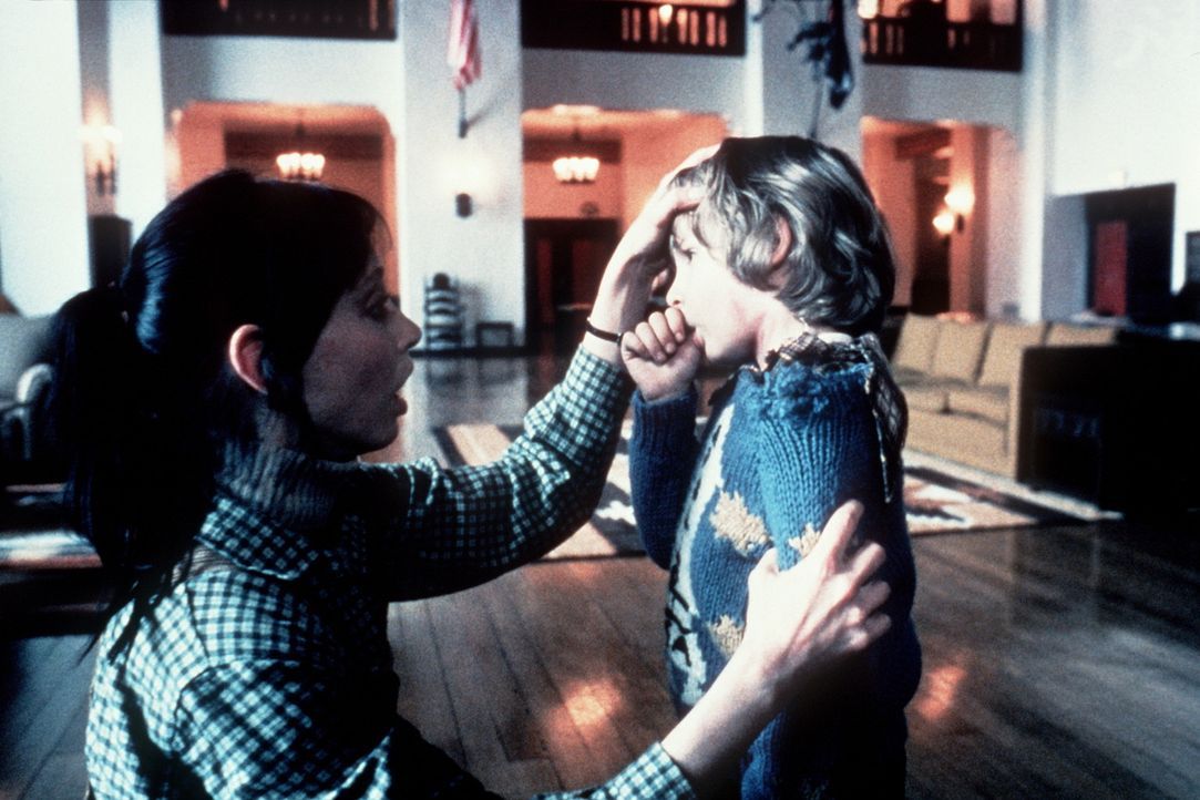 Wendy (Shelley Duvall, l.) macht sich große Sorgen um ihren Sohn Danny (Danny Lloyd, r.), der von furchtbaren Visionen geplagt wird ... - Bildquelle: Warner Bros.