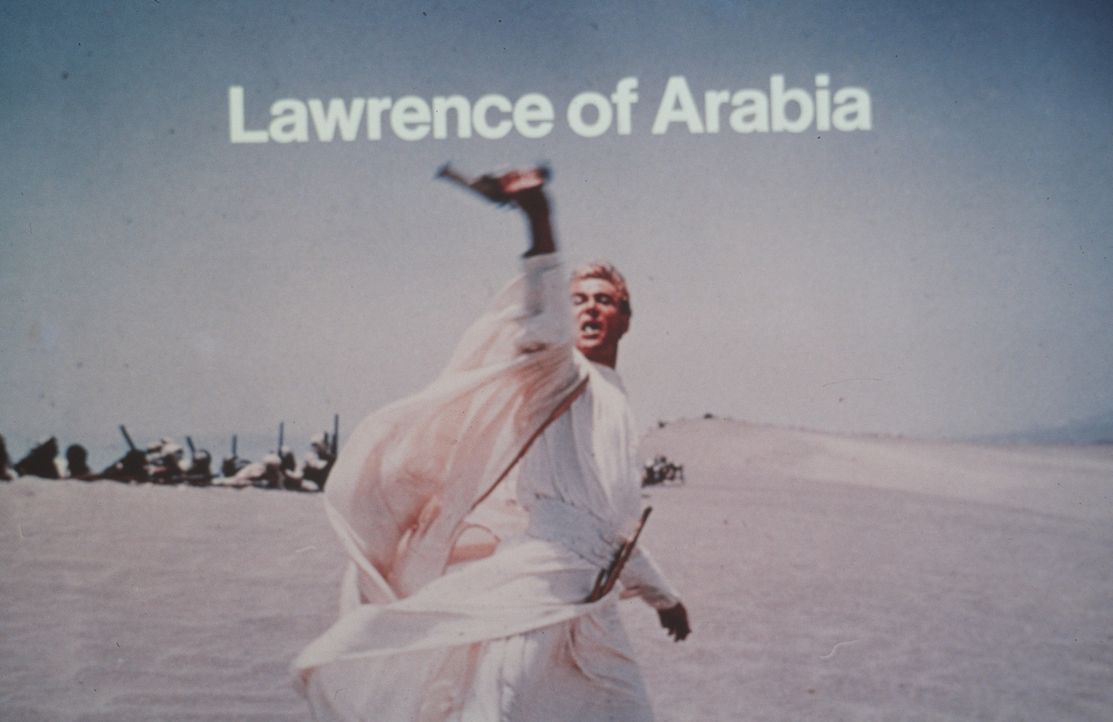 Von den Arabern fast wie ein Heiliger verehrt, wird Lawrence (Peter O'Toole) durch die Reportagen des amerikanischen Kriegskorrespondenten Bentley z... - Bildquelle: Columbia Pictures