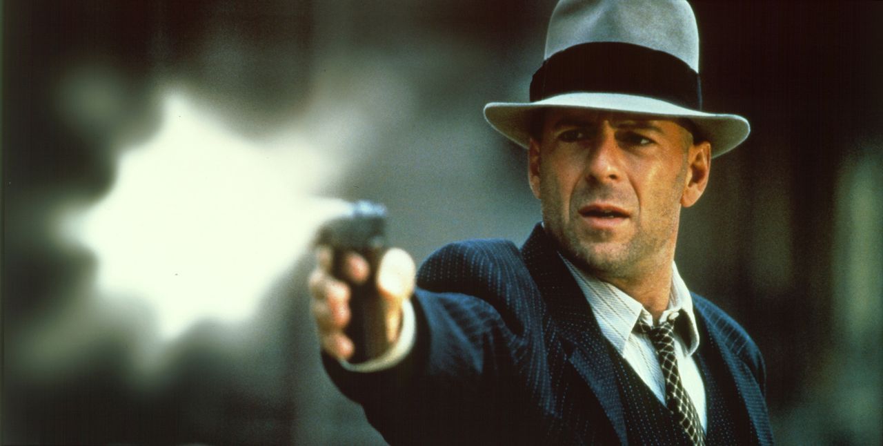 Als Fremder in der Stadt spielt John Smith (Bruce Willis) die zwei Verbrecher-Organisationen zuerst geschickt gegeneinander aus. Doch dann gerät er... - Bildquelle: New Line Cinema