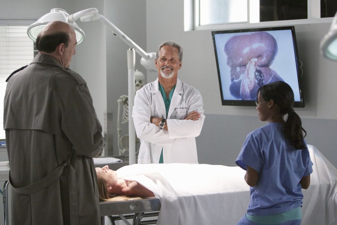 Dr. Cameron Fischer (Gregory Harrison, M.) kann sich nicht erklären, wo die Leiche der unbekannten Frau herkommen sollte. Det. Bud Morris (John Carr... - Bildquelle: 2011 American Broadcasting Companies, Inc. All rights reserved.