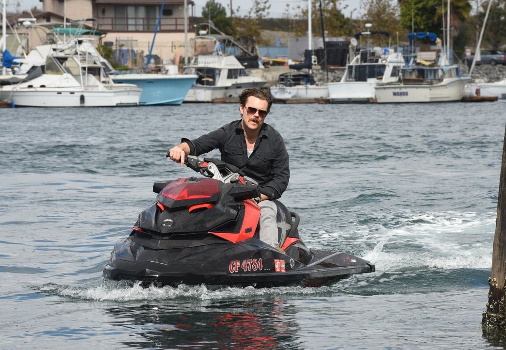 Nimmt die Verfolgungsjagd auf dem Wasser auf: Riggs (Clayne Crawford) ... - Bildquelle: Warner Brothers