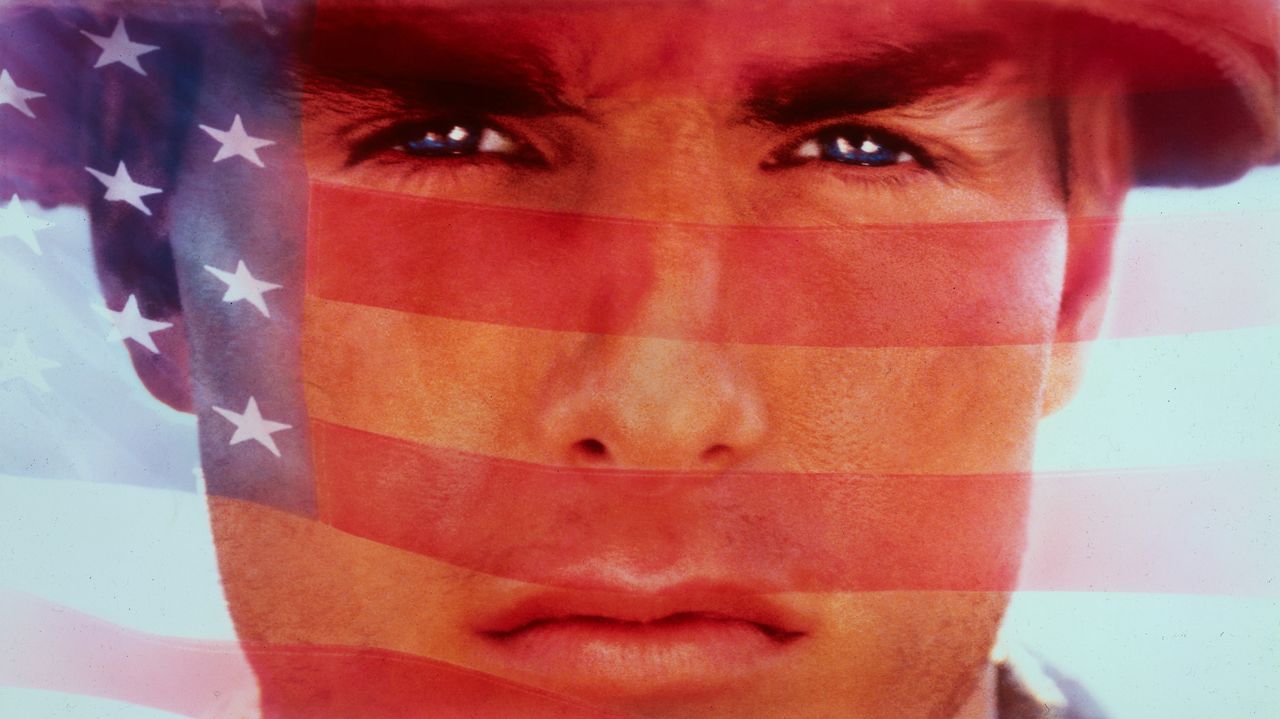 Enthusiastisch und voller Patriotismus meldet sich der junge Ron Kovic (Tom Cruise) für den Vietnamkrieg. Er kehrt querschnittsgelähmt, desillusioni... - Bildquelle: © Universal Pictures