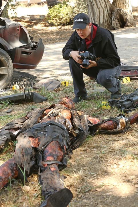 McGee (Sean Murray) fotografiert die grauenvoll entstellte Leiche des Opfers eines Bombenanschlags. Handelt es sich bei dem Toten tatsächlich um ein... - Bildquelle: Michael Yarish 2014 CBS Broadcasting, Inc. All Rights Reserved