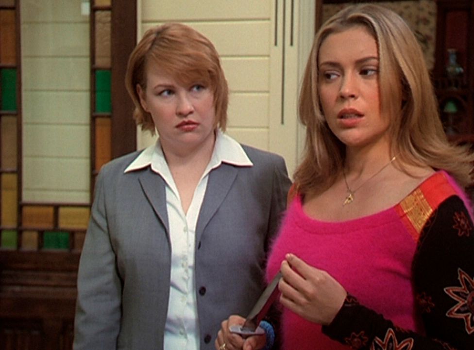 Phoebe (Alyssa Milano, r.) hat Zweifel daran, dass Natalie (Audrey Wasilewski, l.) ein würdiger Ersatz für Leo ist. - Bildquelle: Paramount Pictures