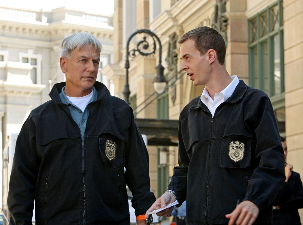 Ein neuer Fall beschäftigt Gibbs (Mark Harmon, l.) und McGee (Sean Murray, r.) ... - Bildquelle: CBS Television