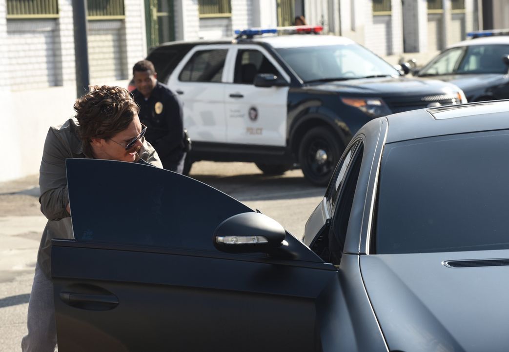Das Kennzeichen stimmt mit der Zeugenaussage überein, doch als Riggs (Clayne Crawford) die Tür des verdächtigen Autos öffnet, entdeckt er etwas Uner... - Bildquelle: Warner Brothers