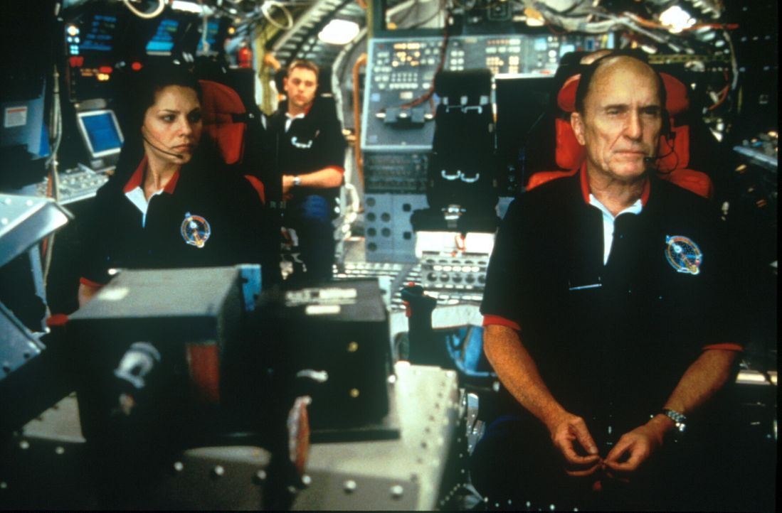 Kamikaze: Astronaut Spurgeon Keeney (Robert Duvall, r.) und seine Crew haben noch eine allerletzte Chance ... - Bildquelle: TM+  1998 DreamWorks L.L.C. and Paramount Pictures All Rights Reserved