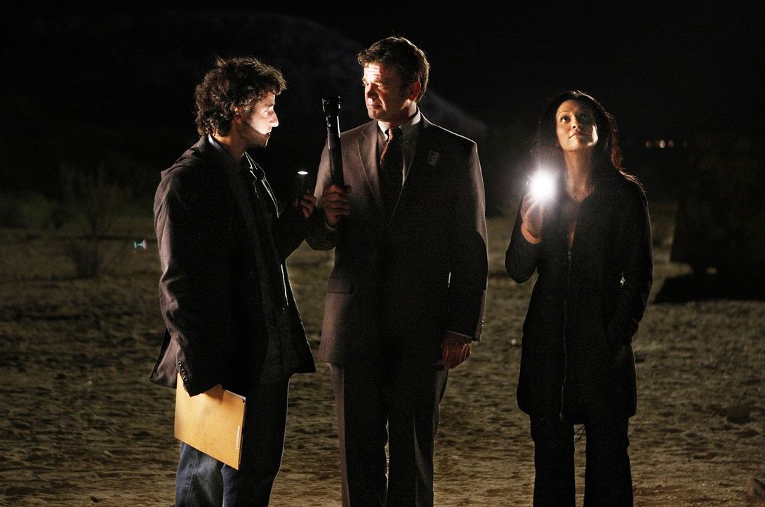 Bei einem nächtlichen Ausflug zum Tatort entdecken Charlie (David Krumholtz, l.), Amita (Navi Rawat, r.) und Floyd (John Michael Higgins, M.) eine a... - Bildquelle: Paramount Network Television