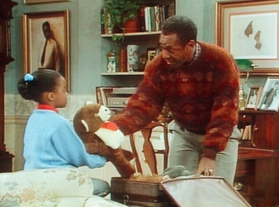 Cliff (Bill Cosby, r.) hilft seiner Tochter Rudy (Keshia Knight Pulliam, l.) beim Kofferpacken, denn sie verbringt die Nacht bei Oma und Opa. - Bildquelle: Viacom