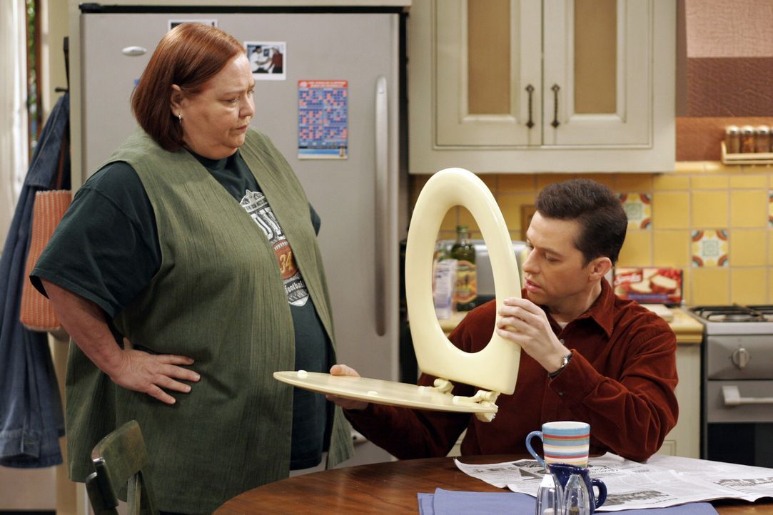 Nicht nur Jake, sondern auch Alan (Jon Cryer, r.) bekommt von Berta (Conchata Ferrell, l.) Nachhilfe in Sachen Sauberkeit ... - Bildquelle: Warner Brothers Entertainment Inc.