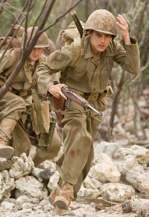In einem mörderischen Kampf um den Flughafen von Peleliu wird Snafu (Rami Malek, r.) und Eugene Sledge (Joe Mazzello, l.) klar, dass man für das Übe... - Bildquelle: Home Box Office Inc. All Rights Reserved.