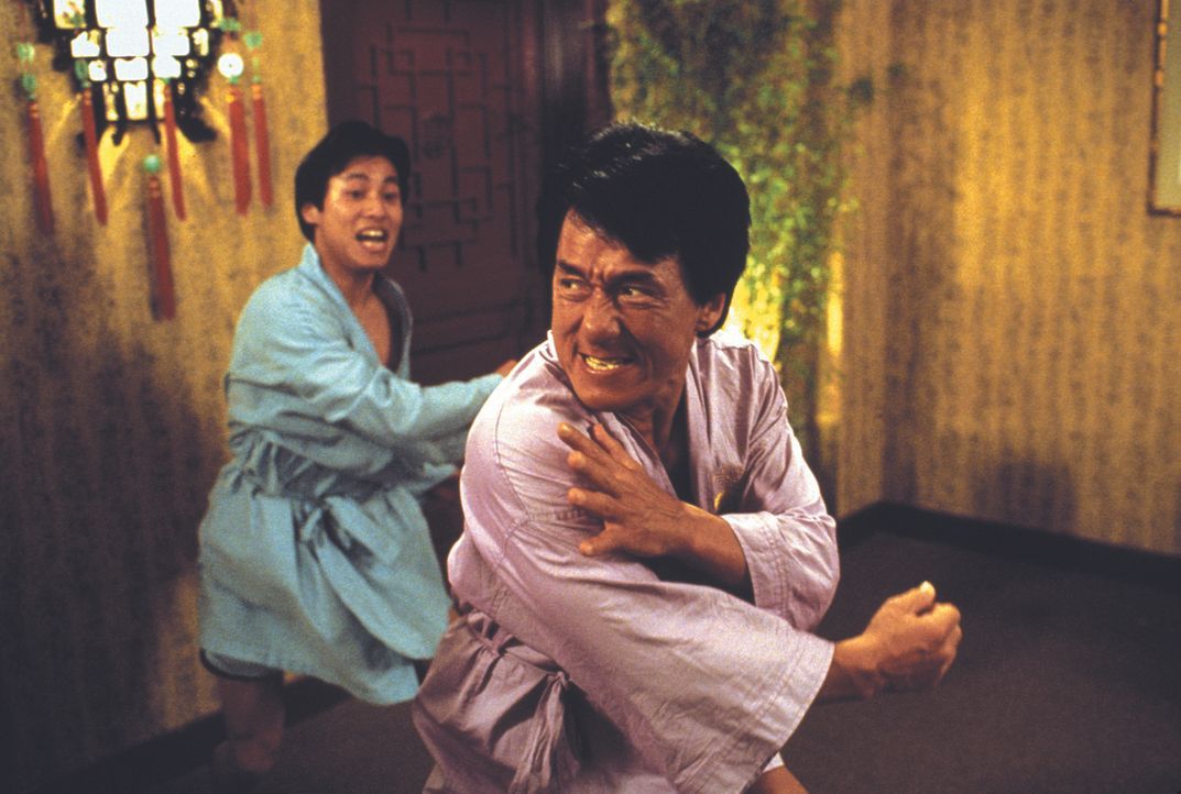In Hongkong stößt der Inspektor Lee (Jackie Chan, r.) auf einen Geldfälscher-Ring und sofort ist sein Jagdinstinkt geweckt ... - Bildquelle: Warner Bros.