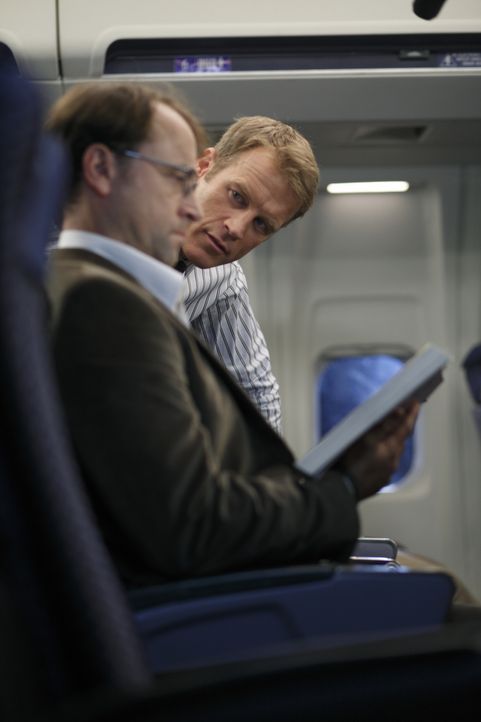 Chance (Mark Valley, r.) wird von einer Firma für Internetsicherheit beauftragt, einen Hacker auf dem Flug von San Francisco nach Seattle zu beschüt... - Bildquelle: Warner Bros.
