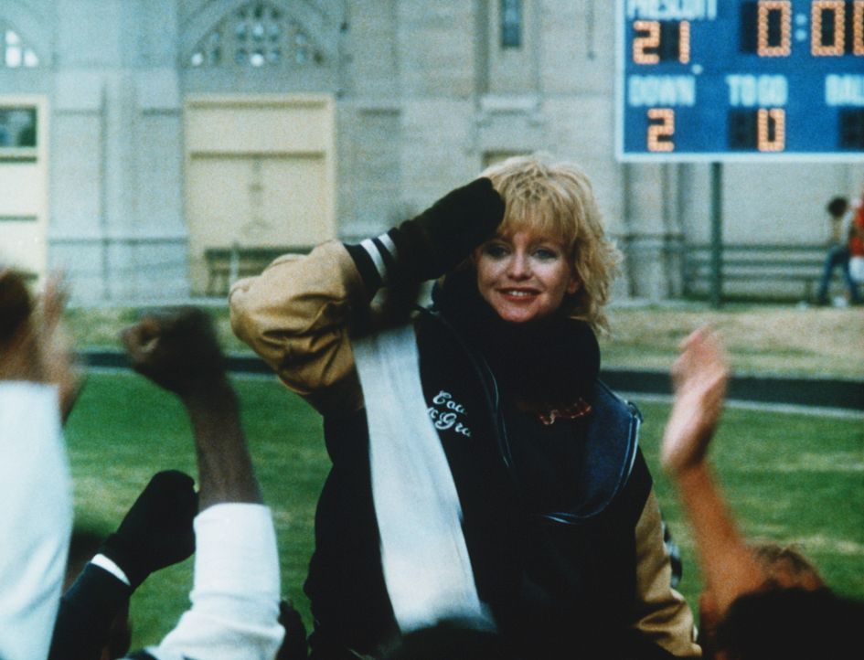 Molly McGrath (Goldie Hawn, M.) ist es tatsächlich gelungen, aus einem chaotischen Haufen eine erfolgreiche Footballmannschaft zu machen. - Bildquelle: Warner Bros.