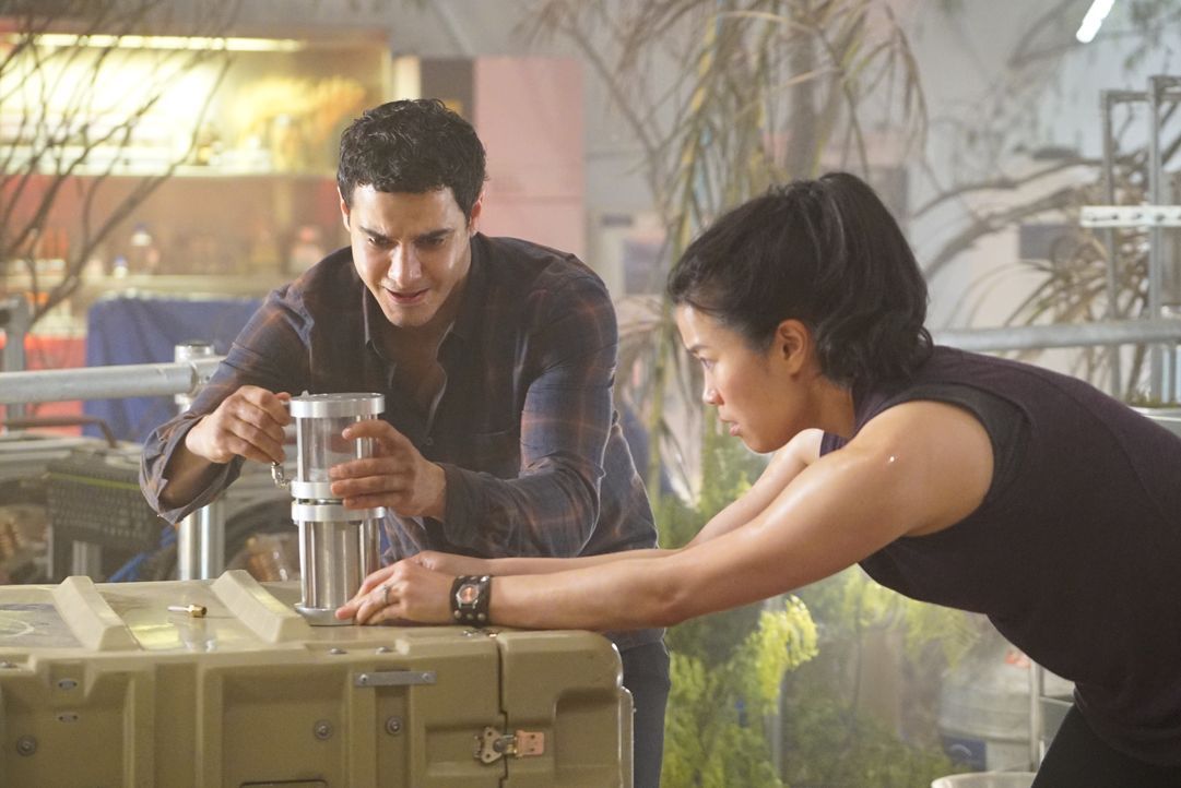 Als Walter (Elyes Gabel, l.) und Happy (Jadyn Wong, r.) sich darauf einlassen, für einen Geschäftsmann ein angeblich kleines Problem in einem von ih... - Bildquelle: Bill Inoshita 2017 CBS Broadcasting, Inc. All Rights Reserved. / Bill Inoshita