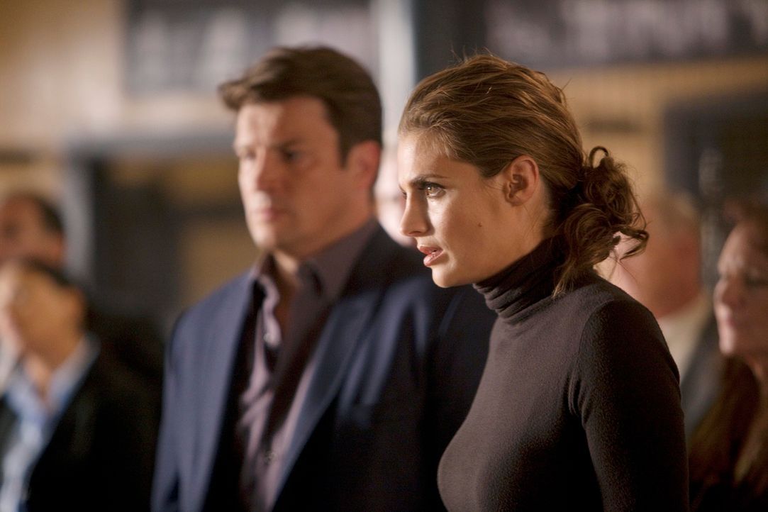 Während Kate Beckett (Stana Katic, r.) mit ihrer Vergangenheit konfrontiert wird, setzt Richard Castle (Nathan Fillion, l.) alles daran, den Scharfs... - Bildquelle: 2011 American Broadcasting Companies, Inc. All rights reserved.