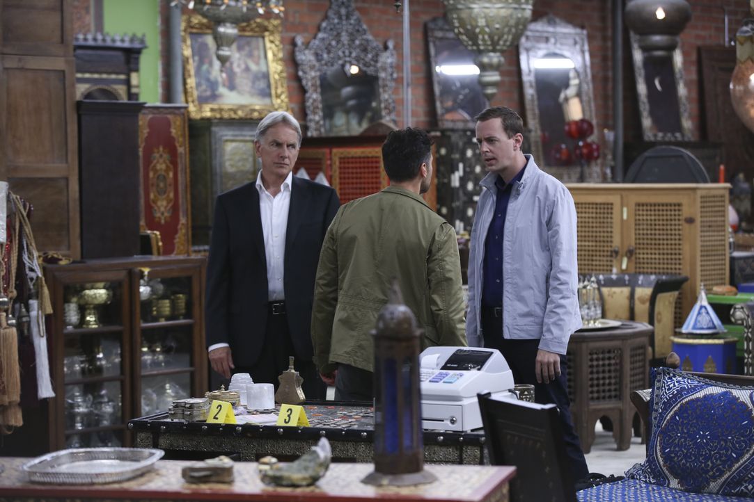 DEA Agent Luis Mitchell (John Gabriel, M.) ist einen gefährlichen Drogendealer auf den Fersen. Das Team um Gibbs (Mark Harmon, l.) und McGee (Sean M... - Bildquelle: Monty Brinton CBS Television / Monty Brinton