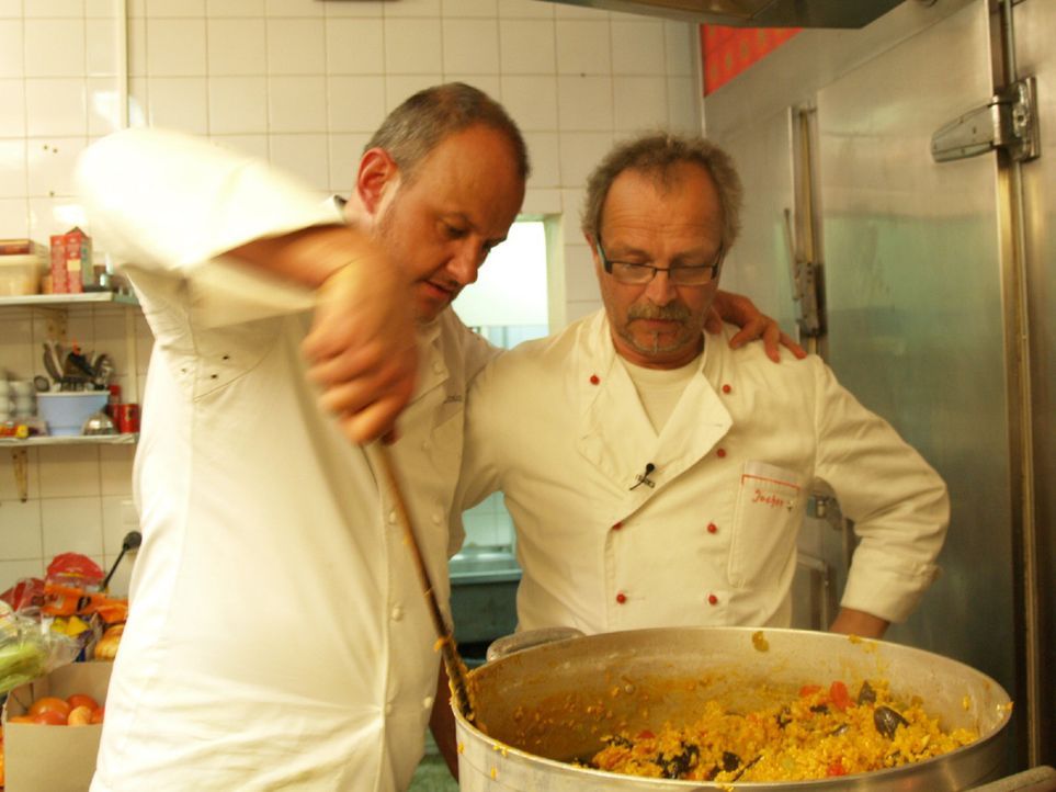 Gemeinsam wollen sie neuen Schwung in die Küche bringen: Frank Rosin (l.) und Koch Jochen (r.) ... - Bildquelle: kabel eins