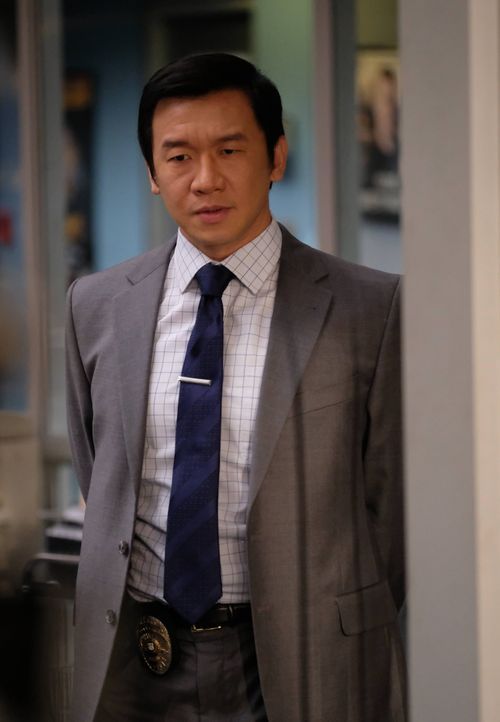Soll Riggs und Murtaugh bei ihrem aktuellen Fall unterstützen: Detective Henry Cho (Chin Han) ... - Bildquelle: 2016 Warner Brothers