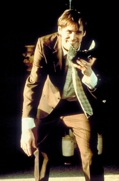 Stanley (Jim Carrey) kann's nicht glauben: die Maske verschmilzt mit seinem Gesicht zu einer ungewöhnlichen Fratze ... - Bildquelle: New Line Cinema