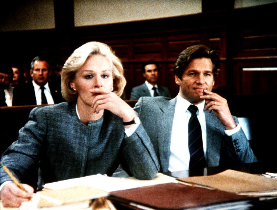 Während der Verhandlungen wird Teddy (Glenn Close, l.) immer unsicherer, was die Unschuld Jacks (Jeff Bridges, r.) betrifft. - Bildquelle: Columbia Pictures