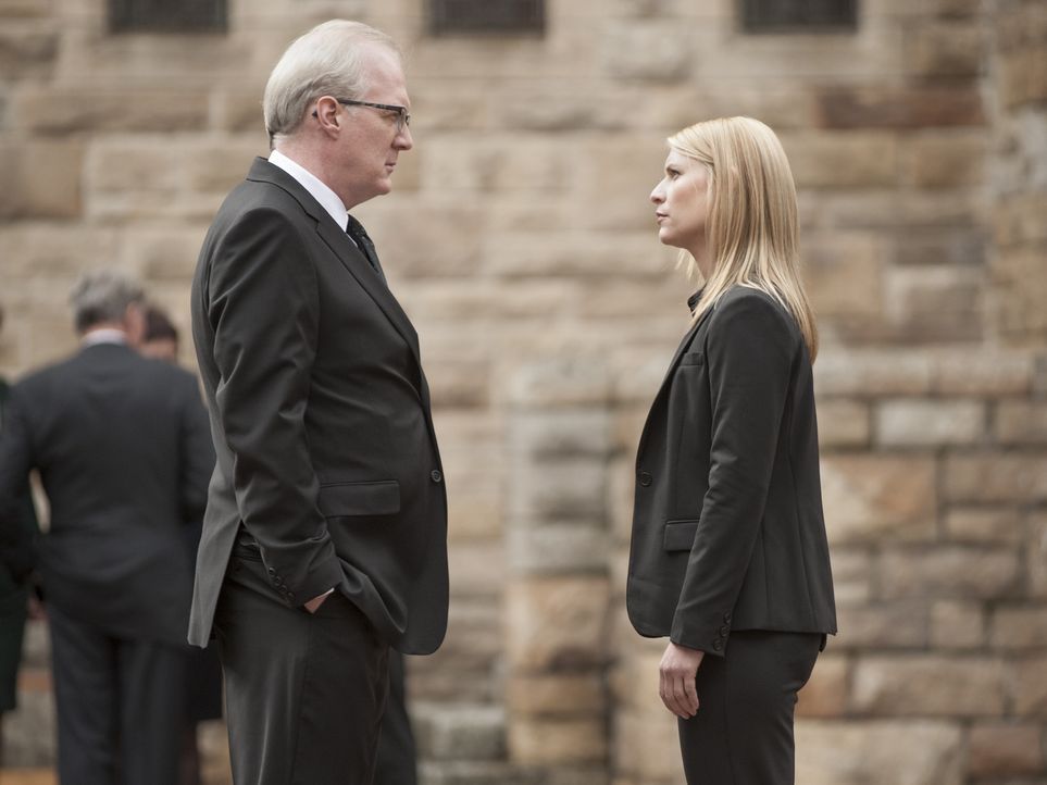 Während Quinn die Kontrolle über sein Leben verliert, macht Carrie (Claire Danes, r.) eine Entdeckung über CIA-Chef Lockhart (Tracy Letts, l.), die... - Bildquelle: 2014 Twentieth Century Fox Film Corporation