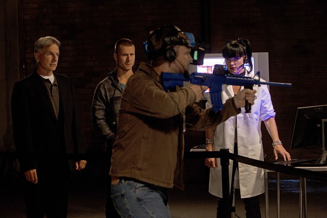Versuchen, einen Fall zu lösen: Gibbs (Mark Harmon, l.), Marine Sergeant Evan Westcott (Glen Powell, 2.v.l.), Kapitän Wescott (Brad Beyer,2.v.r.) un... - Bildquelle: CBS Television