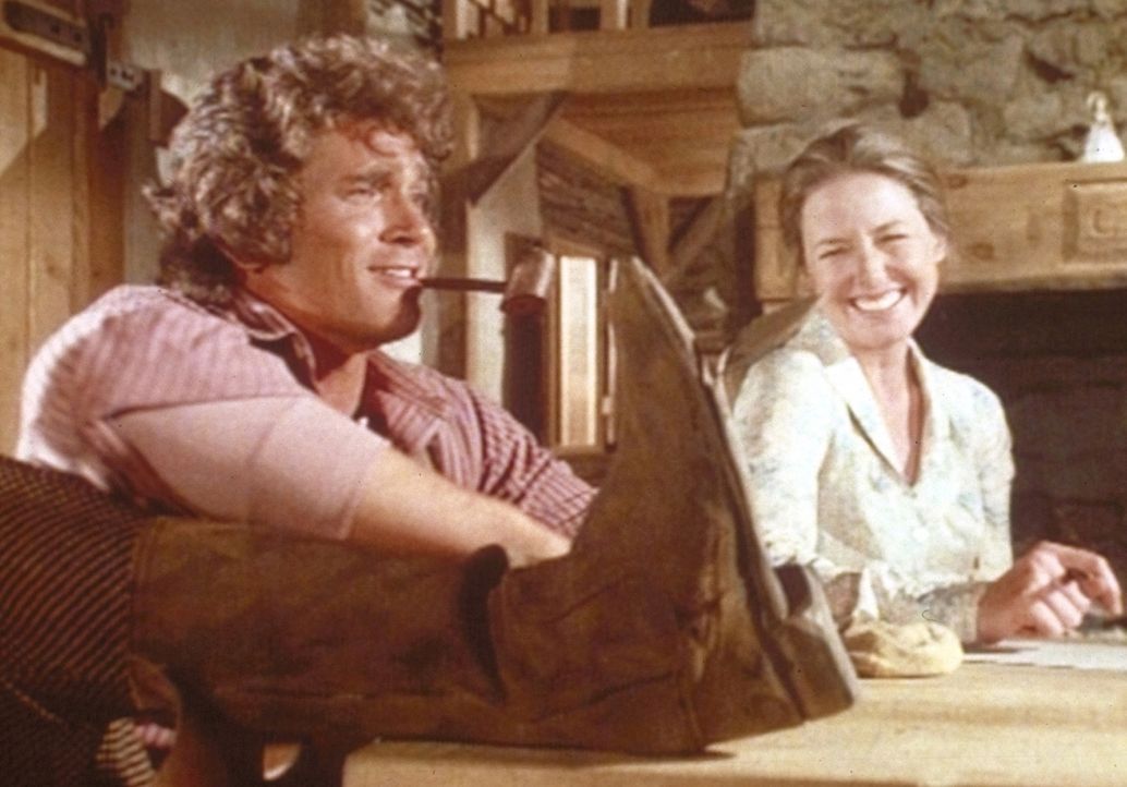 Von dem Geld ihrer ersten Ernte wollen Charles (Michael Landon, l.) und Caroline (Karen Grassle, r.) neue Stiefel kaufen. - Bildquelle: Worldvision