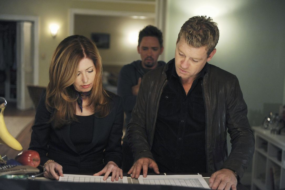 Dr. Megan Hunt (Dana Delany, l.) und Peter Dunlop (Nicholas Bishop, r.) sehen sich in der Wohnung von Ethan (Geoffrey Arend, M.) etwas genauer um ... - Bildquelle: 2011 American Broadcasting Companies, Inc. All rights reserved.