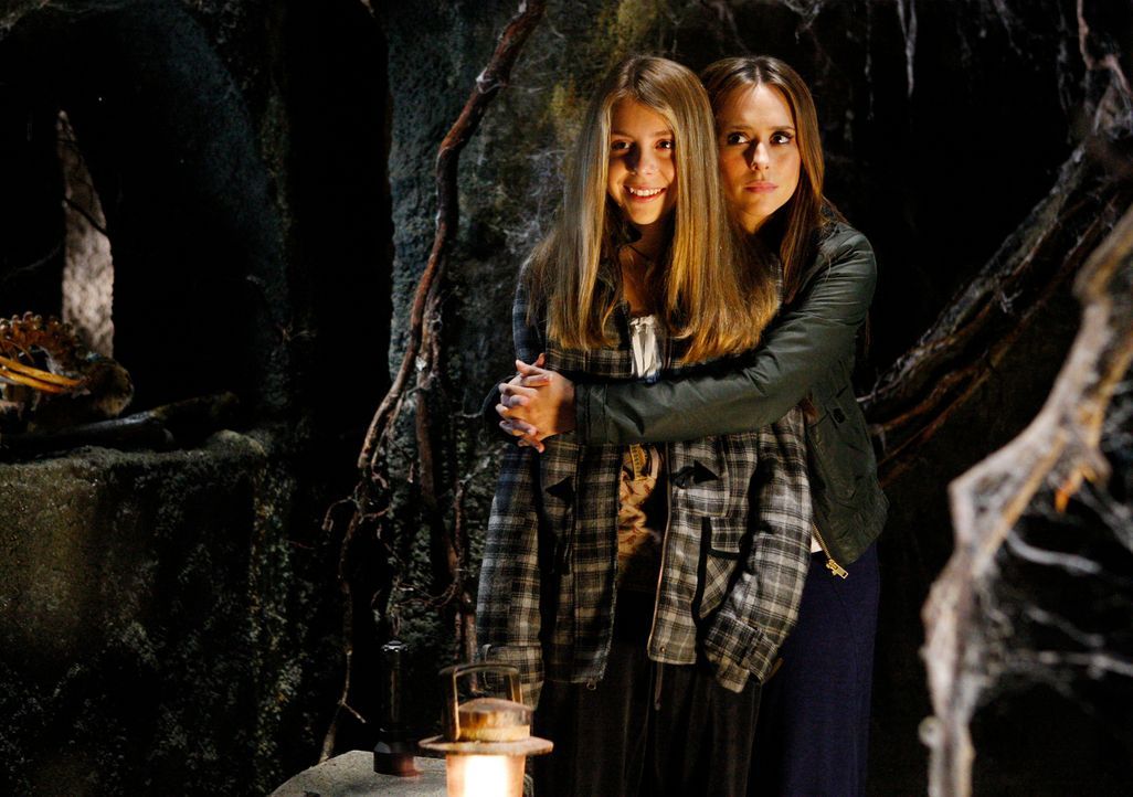 Zusammen mit Melinda (Jennifer Love Hewitt, r.) gelingt es Becca (Mackenzie Vega, l.), mehreren Geistern den Weg ins Licht zu zeigen ... - Bildquelle: ABC Studios