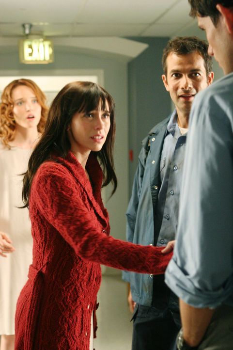Melinda (Jennifer Love Hewitt, 2.v.l.) wird von Brads (Christian Camargo, r.) verstorbener Frau Hope (Erica Leerhsen, l.) um Hilfe gebeten. Doch was... - Bildquelle: ABC Studios