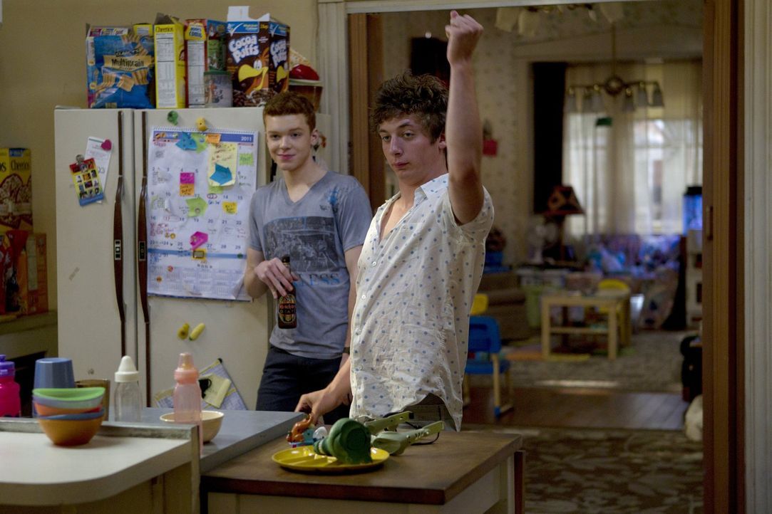 Aufgrund Debbies Ausschlag macht sich Fiona auch Sorgen um ihre jüngeren Brüder Ian (Cameron Monaghan, l.) und Lip (Jeremy Allen White, r.) ... - Bildquelle: 2010 Warner Brothers