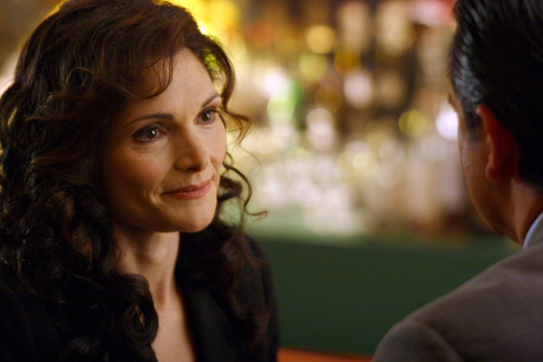 Anne (Mary Elizabeth Mastrantonio, l.) ist eine alte Freundin von Jack (Anthony LaPaglia, r.). Sie bittet ihn um Hilfe, als ihr Mann spurlos verschw... - Bildquelle: Warner Bros. Entertainment Inc.