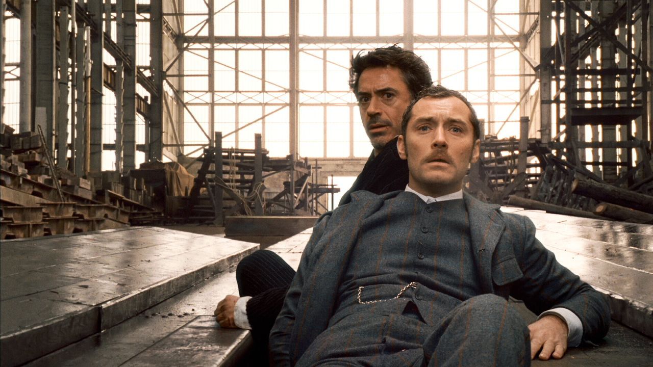 Geraten mitten ins Reich der schwarzen Magie: Sherlock Holmes (Robert Downey Jr., l.) und sein Gehilfe Dr. Watson (Jude Law, r.) ... - Bildquelle: © Warner Brothers